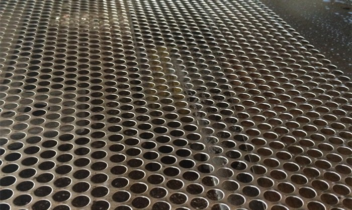 不锈钢冲孔网孔径与孔距的关系是什么